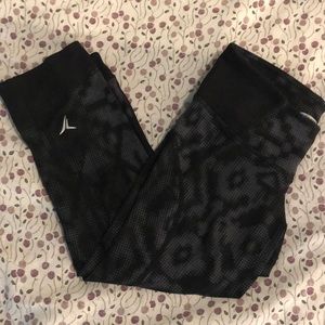 Black patterned cropped Old Navy workout pants